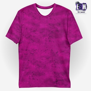 Op de afbeelding: Een magenta t-shirt met een donker splatterpatroon.