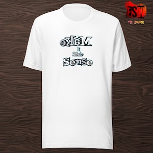 Pode incluir: Camiseta branca com um design gráfico que diz "Make It Make Sense" em uma fonte estilizada.