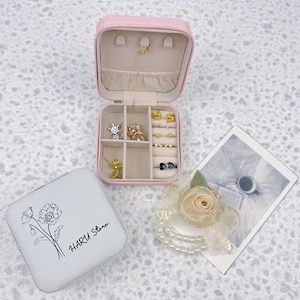 Personalisierte Schmuckschatulle, quadratischer Ohrringveranstalter, maßgeschneiderte Geburtstagsblumen-Schmuckschatulle, Brautjungfer-Geschenkbox für Schwester, Freund