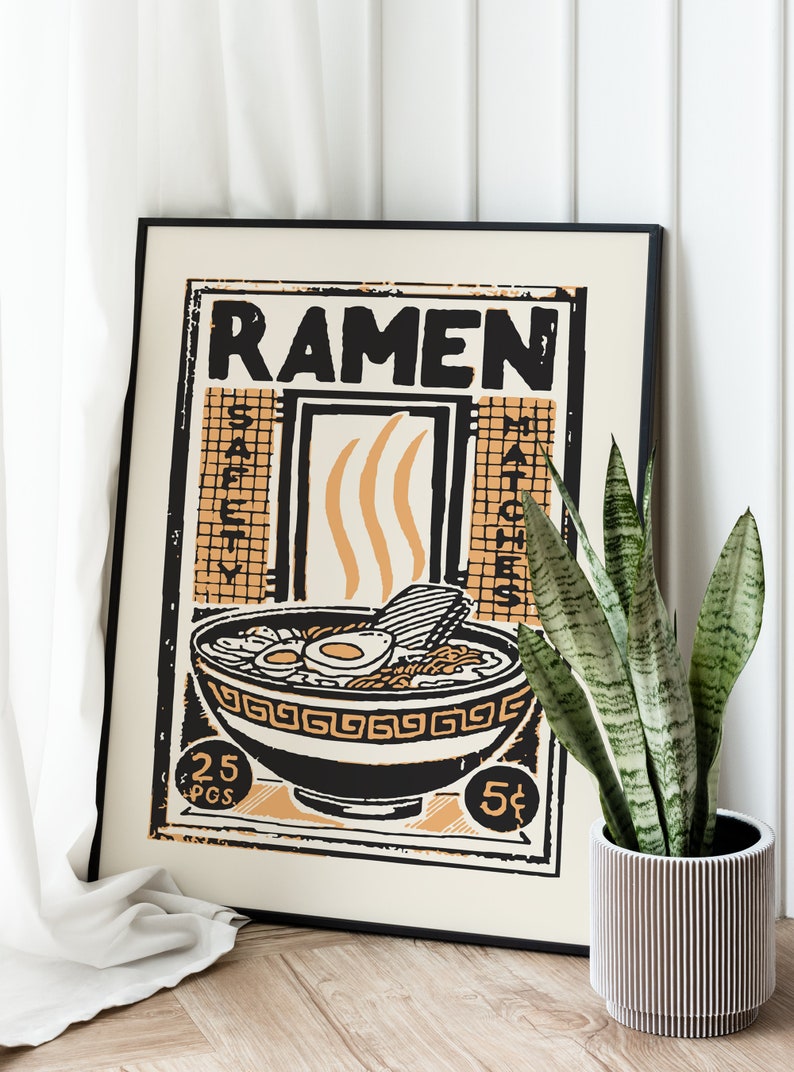 Pode incluir: Um p&ocirc;ster emoldurado em preto com um design vintage que apresenta uma tigela de macarr&atilde;o ramen com o texto "RAMEN" em letras pretas em negrito. O p&ocirc;ster tem um esquema de cores amarelo e laranja com acentos pretos.