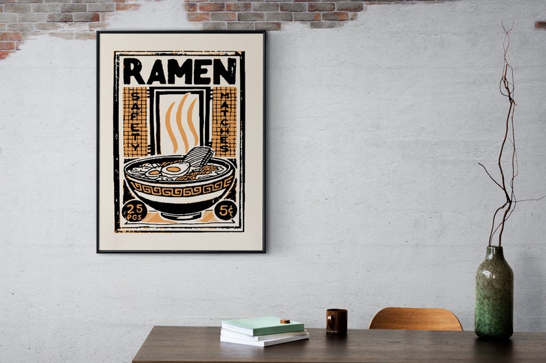 Pode incluir: Um cartaz de estilo vintage com o texto "Ramen" em letras pretas em negrito. O cartaz apresenta uma tigela de ramen com macarr&atilde;o, ovos e uma pe&ccedil;a de alga marinha. A tigela &eacute; cercada por uma borda preta e branca com um padr&atilde;o repetitivo. O cartaz tamb&eacute;m inclui o texto "Safety Matches" e "25&cent; per box" e "5&cent;".