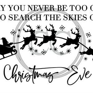 Op de afbeelding: Een zwart-wit kerstafbeelding met de tekst "MAY YOU NEVER BE TOO OLD TO SEARCH THE SKIES ON Christmas Eve." De kerstman in een slee wordt getrokken door rendieren.