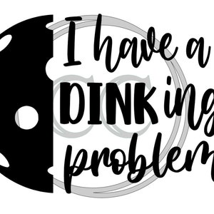 Peut inclure: Conception graphique en noir et blanc avec une silhouette noire d'une raquette de pickleball et le texte "J'ai un problème de dinking".