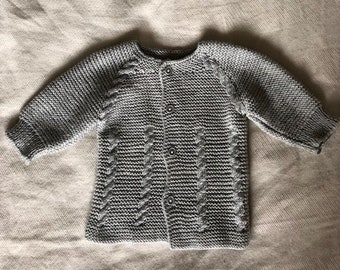 Schattig en gezellig handgebreid acryl baby vest met kraag en bijpassende muts. Kleding Unisex kinderkleding Unisex babykleding Sweaters 