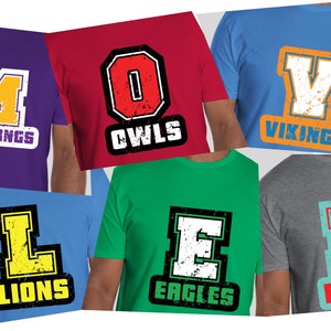 Camisa con letra escolar personalizada, mascota o nombre de la ciudad en el fondo. Gran regalo para estudiantes, profesores, cualquier aficionado a los deportes, equipos de secundaria y universitarios.
