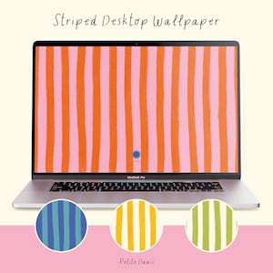 Pode incluir: Um MacBook Pro prateado exibe um papel de parede listrado com linhas verticais laranja e rosa. Abaixo do laptop, três círculos coloridos: azul, amarelo e verde. O texto "Striped Desktop Wallpaper" está no topo.