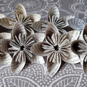 Fiori di carta origami Kusudama vintage da vecchi libri / / Set di 3, 4 o 5 / Fiori di pagina di libro