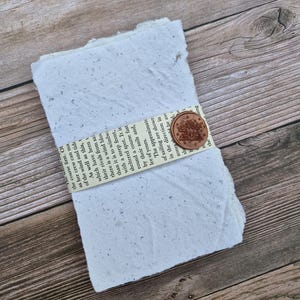 Paket med handgjort återvunnet papper – 12 ark med vintageboksidor för skräpjournaler och scrapbooking