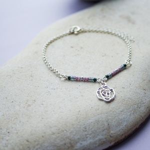 Delicate and minimal silver bracelet with pink and petrol green beads and little rose charm - bracelet in True Summer palette - armocromia