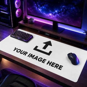 Könnte beinhalten: Eine große, weiße, rechteckige Schreibtischunterlage mit einem schwarzen Upload-Symbol und dem Text "YOUR IMAGE HERE" in fetten schwarzen Großbuchstaben. Die Unterlage liegt auf einem Holztisch mit einer schwarzen mechanischen Tastatur und Maus.