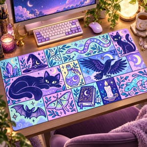 Könnte beinhalten: Eine rechteckige Schreibtischunterlage mit einem Raster aus Illustrationen in Lila-, Blau- und Türkistönen. Das Design zeigt eine schwarze Katze, einen Raben, einen Nachtfalter, eine Fledermaus, eine Schlange, eine Eidechse, einen Hexenhut, eine Flasche, eine Kerze und ein Buch.