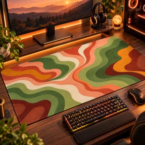 Peut inclure: Un tapis de bureau rectangulaire arborant un motif abstrait ondulé dans des tons de vert forêt, olive, jaune moutarde, terre cuite et crème. Le design se compose de lignes fluides et organiques créant un effet topographique superposé.