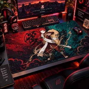 Könnte beinhalten: Ein rechteckiges Gaming-Mauspad mit einer zentralen Illustration einer rothaarigen Figur mit einem großen Kürbis auf dem Rücken. Das Design verwendet ein geteiltes Farbschema aus tiefem Rot und Blaugrün mit schwarzen Akzenten im Tusche-Stil.