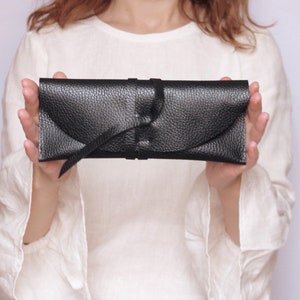 Pochette avvolgente in pelle beige, portafoglio minimalista in morbida pelle, custodia per laptop, regalo elegante per le donne