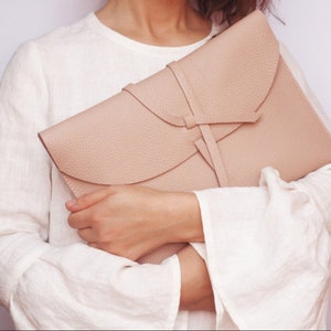 Cartera de mano grande de piel beige, cartera minimalista de piel suave, cartera plegable estilo bohemio, regalo elegante para mujer