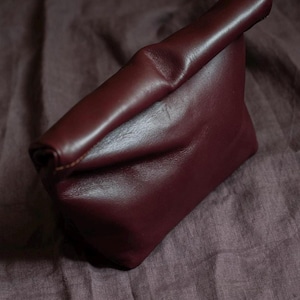 Pochette en cuir bordeaux - Porte-monnaie minimaliste à rabat - Pochette en cuir souple faite main - Sac à main de soirée élégant - Cadeau chic pour elle