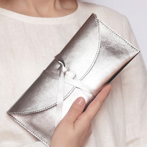 Silber Tasche silberne Abendunterarmtasche Geldbörse silberfarbene Leder Clutch Silberne Hochzeitstasche Bild 3