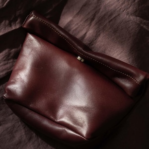 Pochette arrotolabile in pelle rosso vino Pochette porta pranzo in pelle Borsa pieghevole in pelle Borsa importante in pelle Pochette da damigella in carta