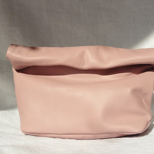 Pochette arrotolabile in pelle rosa pallido Pochette porta pranzo in pelle Borsa pieghevole in pelle Borsa importante in pelle Pochette da damigella in carta