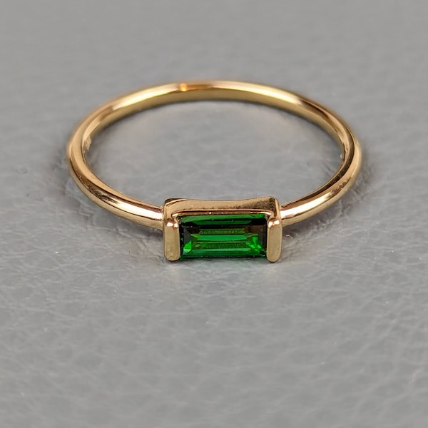 Ring mit Smaragd Zirkonia in Baguetteform 6x3 mm- vergoldet / - TOP modern  | Schmuckstyck - EIN TRAUM