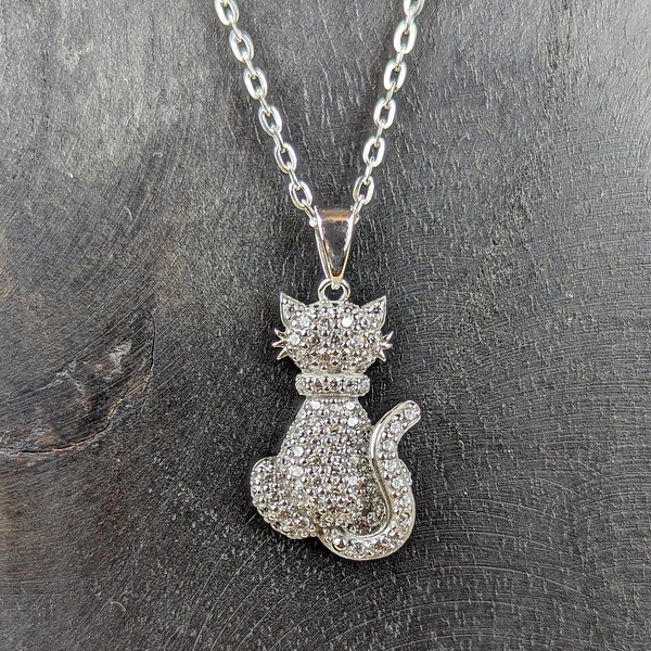 Collier mit glitzerndem Katzen Anhänger mit 80 Zirkonia Steinen in Silber | Halskette mit Katze  - echt Silber-  frech & süß