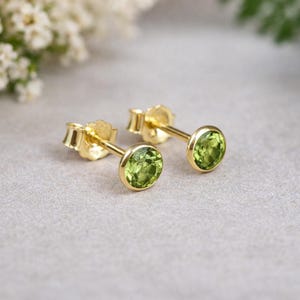 Peridot Ohrstecker Gold 333 – echter Peridot Edelstein zarte Ohrstecker 4,5 mm – minimalistische Gold Ohrringe – Edelsteinschmuck – Geschenk