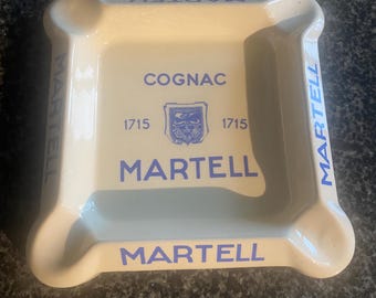 Posacenere in terracotta Martel Cognac, articoli da tabacco Digoin-Sarreguemines, risalente al periodo tra gli anni '20 e '50.