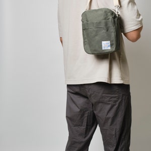 Mini bolso de viaje cruzado de lona encerada para unisex, mensajero de bolsillo con cremallera duradero con forro resistente al agua, Teal Koala 208 Olive Green