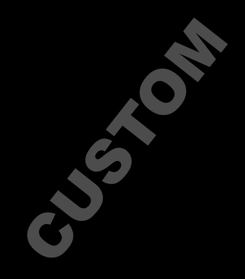 Puede incluir: La palabra "CUSTOM" en letras grises y negritas, en diagonal sobre un fondo negro.