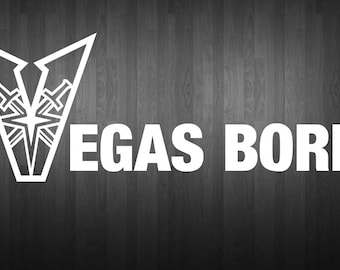Puede incluir: Logotipo blanco sobre un fondo de madera oscura. El logotipo es una "V" estilizada con una estrella y dos espadas cruzadas en su interior. El texto "VEGAS BORN" está a la derecha del logotipo.