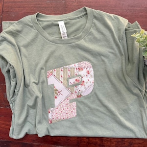 Purdue-inspirerad blommig monogram-lapptäcke-tröja – Collegetröja med applikation i vintagestil