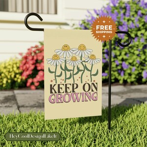 Keep On Growing, Retro Daisy Smile, Cute Garden People Flag, Positive Spring Lawn Decor, Retro Yard Art, Mothers Day Gardening Gift For Her