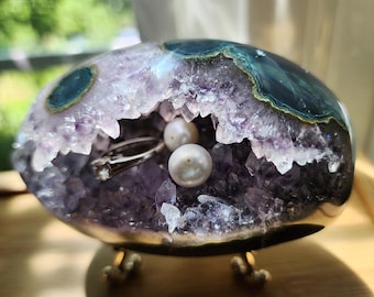 Geoda de racimo de drusa de amatista brasileña con boca abierta y ojos, pulida en todo su cuerpo, 314 g con soporte de exhibición.