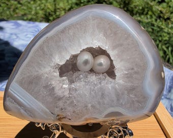 Geoda de cuarzo blanco natural con soporte de exhibición, cavidad de cristal de boca abierta parcialmente pulida a mano. 270 g