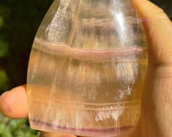 Torre de cristal pulido con tallado en llama de fluorita amarilla natural de 186 g, con soporte propio.