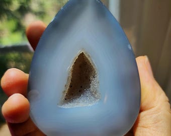 Ágata brasileña en forma de lágrima, pulida a espejo con grano 80000 y ojos, geoda artesanal con bolsillo de drusa, 172 g, soporte de exhibición incluido.