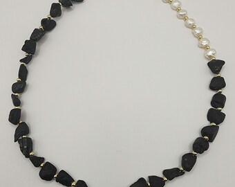 Collar artesanal de turmalina negra y perlas, con cuentas espaciadoras de oro de 14k.