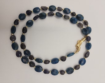 Collar hecho a mano con cuentas de iolita natural (5-6 mm) y cuentas de apatita azul (8 x 12 mm).