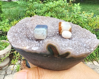 Bol con racimo de cristales de cuarzo drusa natural de corte plano: plato único para baratijas y expositor de joyas de perlas.