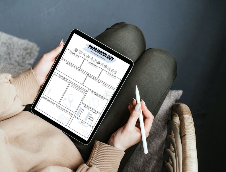 Pode incluir: Um tablet digital que exibe um guia de estudo de farmacologia com se&ccedil;&otilde;es para a classe de medicamentos, o nome da marca, o mecanismo de a&ccedil;&atilde;o, os efeitos colaterais, os usos terap&ecirc;uticos, as contraindica&ccedil;&otilde;es, as vias de administra&ccedil;&atilde;o e a educa&ccedil;&atilde;o do paciente. O tablet est&aacute; sendo segurado por uma pessoa que usa uma caneta.