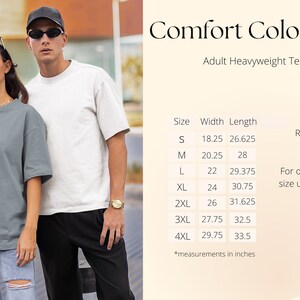 Puede incluir: Tabla de tallas para una camiseta de peso pesado para adultos Comfort Colors 1717. La tabla muestra las medidas de ancho y largo en pulgadas para las tallas S a 4XL. La tabla tambi&eacute;n indica que la camiseta tiene un ajuste holgado y que para un look de gran tama&ntilde;o, se debe subir una o dos tallas.