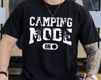 Camiseta unisex de camping, camiseta con el mensaje "Modo camping", camiseta gráfica de aventura al aire libre, regalo para excursionistas, camiseta para amantes de la naturaleza, camiseta con colores cómodos