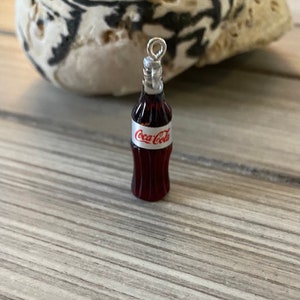 Résine 3D inspirée de Coca-Cola Noeud pour cheveux au centre, embellissement, embellissement pour album image 1