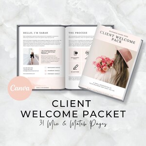 Op de afbeelding: Een sjabloon voor een welkomstpakket voor klanten in zachtroze en witte kleuren. De omslag toont de tekst CLIENT WELCOME PACK en een afbeelding van een persoon met een roze hoed en bloemen. De open pagina's bevatten tekst en diverse iconen.