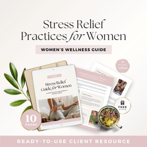 Pode incluir: Um guia de bem-estar digital intitulado Stress Relief Practices for Women, incluindo um tablet com um guia de 10 páginas, folhas de estratégia impressas, uma chávena de chá de ervas e emblemas circulares indicando a edição no Canva.