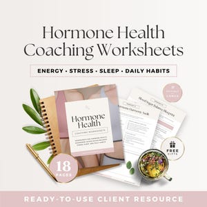 Può includere: Schede di coaching Hormone Health con 18 pagine su energia, stress, sonno e abitudini quotidiane. Include una copertina a spirale, fogli di lavoro intitolati Hormone Harmony Audit e Blood Sugar Balance Blueprint, una penna dorata e una tazza da tè.