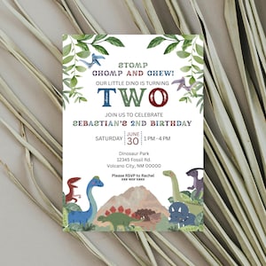 Op de afbeelding: Een kleurrijke verjaardagsuitnodiging met dinosaurus thema. De tekst luidt "Stomp, Chomp and Chew! Our little dino is turning two." Bevat de datum, tijd en locatie van het feest. Voorzien van illustraties van verschillende dinosaurussen en bladeren.