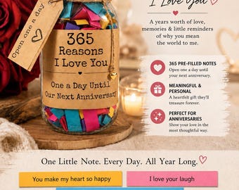 Può includere: Un barattolo di vetro con coperchio dorato riempito di strisce di carta colorata, con un'etichetta marrone che recita 365 Reasons I Love You. Un cartellino legato con spago dice Open one a day. L'immagine include testo su regali e note.