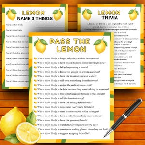 Könnte beinhalten: Drei weiße Spielbögen aus Papier mit gelben Zitronenillustrationen und schwarzem Text. Die Blätter sind mit Lemon Name 3 Things, Lemon Trivia und Pass the Lemon betitelt und enthalten Fragenlisten. Ein schwarzer Kugelschreiber liegt daneben.