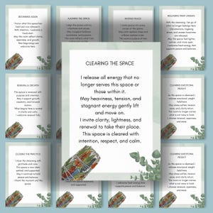 Könnte beinhalten: Kartenset mit Texten zu Raumreinigung, Erneuerung und Frieden. Jede Karte zeigt ein Salbeibündel und botanische Elemente. Die zentrale Karte zeigt "Den Raum reinigen" und eine dazugehörige Affirmation. Die Karten sind auf hellblauem Hintergrund angeordnet.
